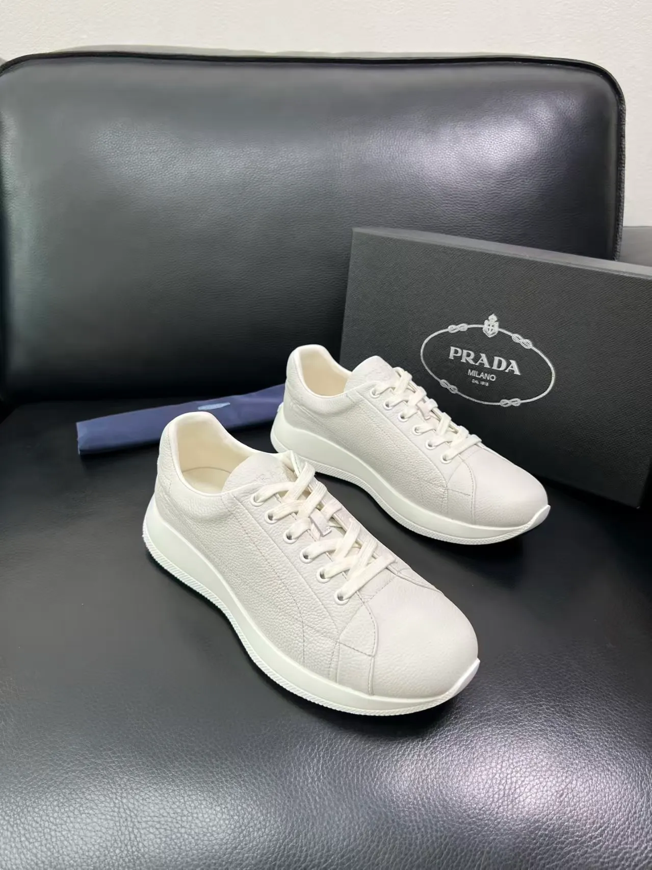 P440 38-45 Prada Prada’s new men’s leather sneakers, the highest version on the market, any comparison is welcome🆚! The original leather has excellent texture and is super high-end! Fetal sheep net lining imported from Italy, removable pad! Luxurious materials and fine workmanship, highly recommended! No. 058